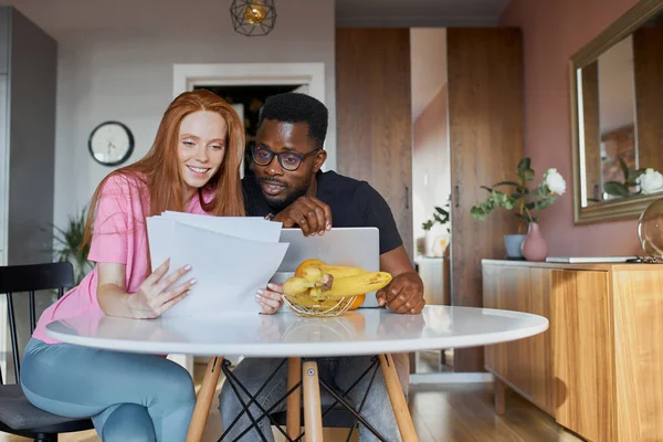 Mooi divers man en vrouw controleer documenten — Stockfoto