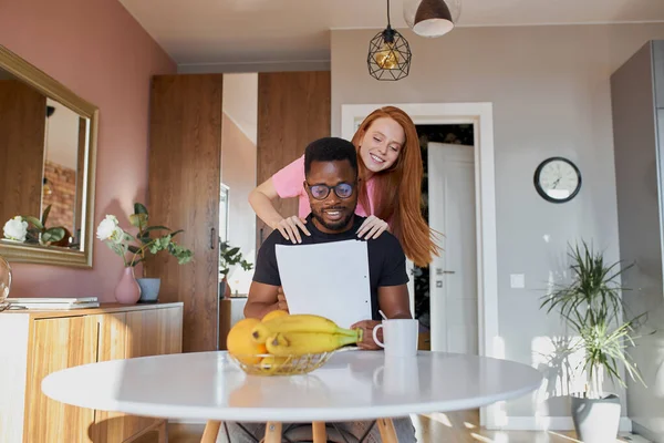 Schattige roodharige vrouw ondersteunen werkende man — Stockfoto