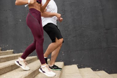 Fitness, spor, insanlar, egzersiz ve yaşam tarzı konsepti - merdivenlerde koşan çift