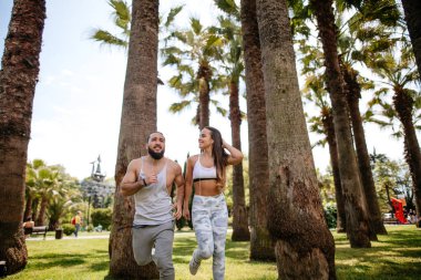 Genç çift koşuyor