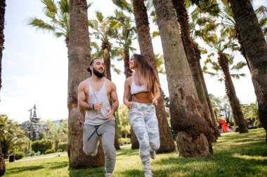 Genç çift koşuyor