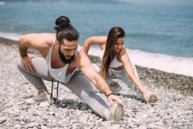 Her gün sahilde koşmadan önce esnemek.