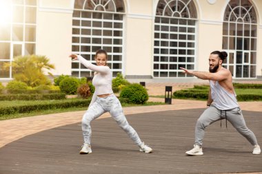 Spor çifti parktaki şehir binasına doğru sürünüyor.