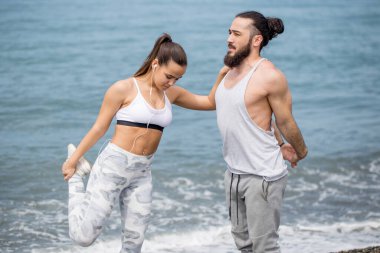 Kumsalda gerinen çift.