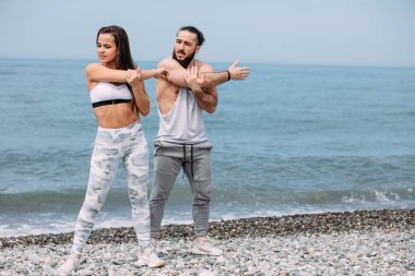 Kumsalda gerinen çift.