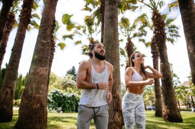 Genç çift koşuyor