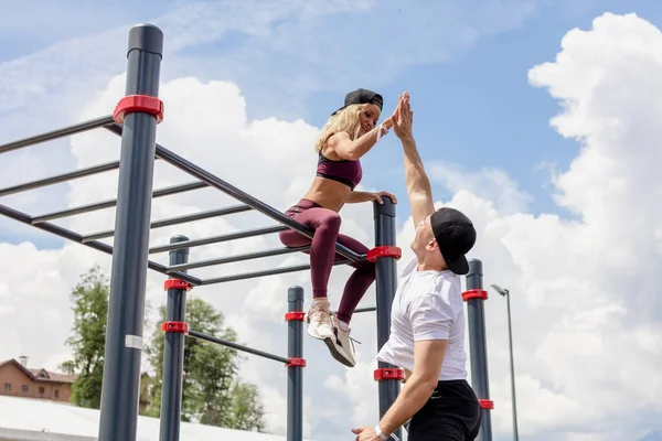 Fitness, sport, vänskap och livsstil koncept -leende par — Stockfoto