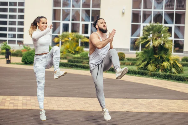 Pareja feliz haciendo ejercicio en el parque — Foto de Stock