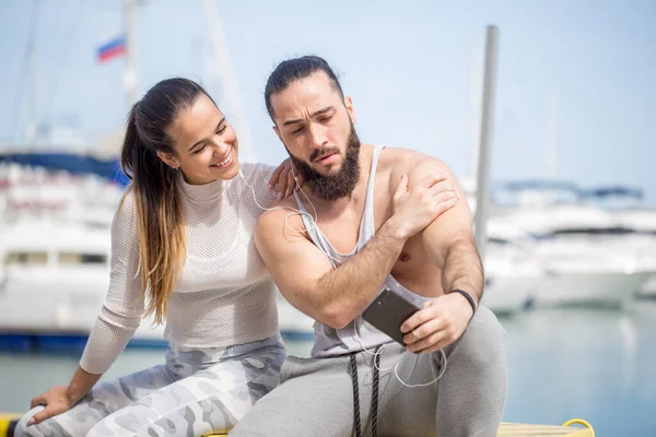 Sportive couple on Seaside Summer Vacation, taking selfie photo. — Stock Photo, Image