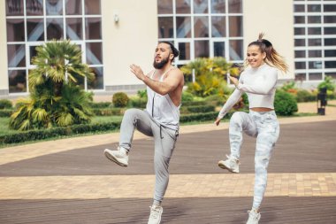 Park 'ta Mutlu Çiftler Egzersizi