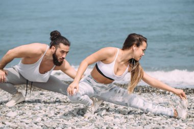 Her gün sahilde koşmadan önce esnemek.