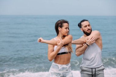 Kumsalda gerinen çift.