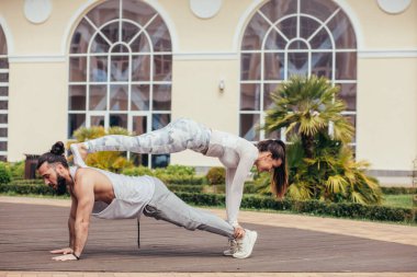 Adam tahtada kalıyor ve kız arkadaşı da sırtına yaslanarak aynı şeyi yapıyor.