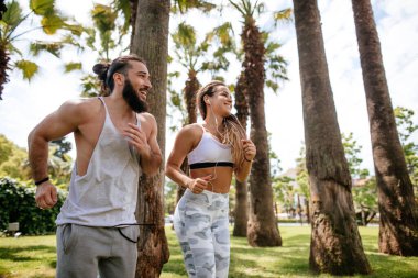 Genç çift koşuyor