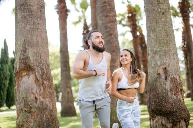 Genç çift koşuyor