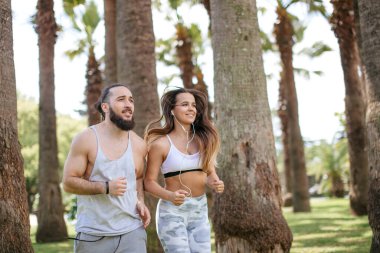 Genç çift koşuyor