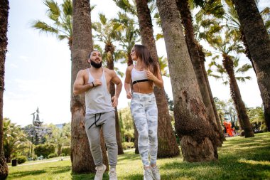 Genç çift koşuyor