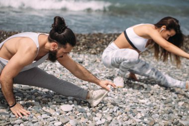 Her gün sahilde koşmadan önce esnemek.