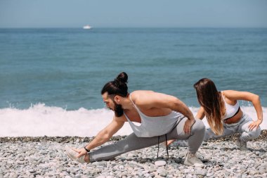 Her gün sahilde koşmadan önce esnemek.