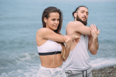 Kumsalda gerinen çift.