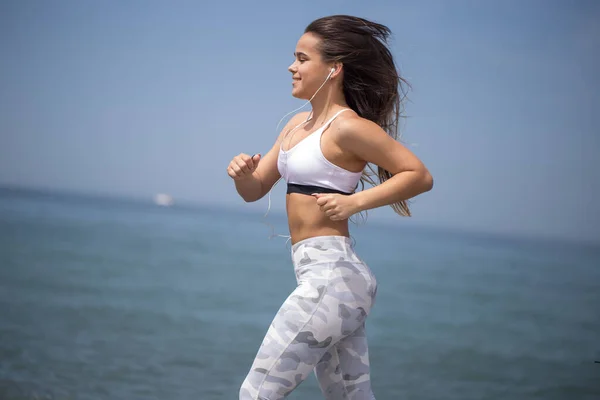 Mujer entrenando yoga en la playa al atardecer —  Fotos de Stock