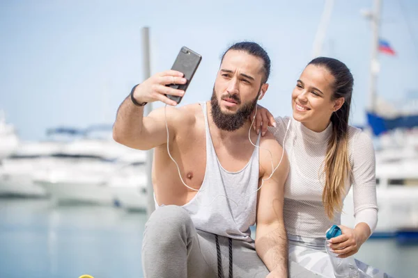 Sportive couple on Seaside Summer Vacation, taking selfie photo. — Stock Photo, Image