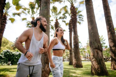 Genç çift koşuyor