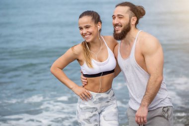 Mutlu Afro-Amerikan çifti kumsalda eğleniyor.