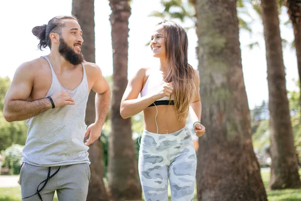 Joven pareja corriendo — Foto de Stock