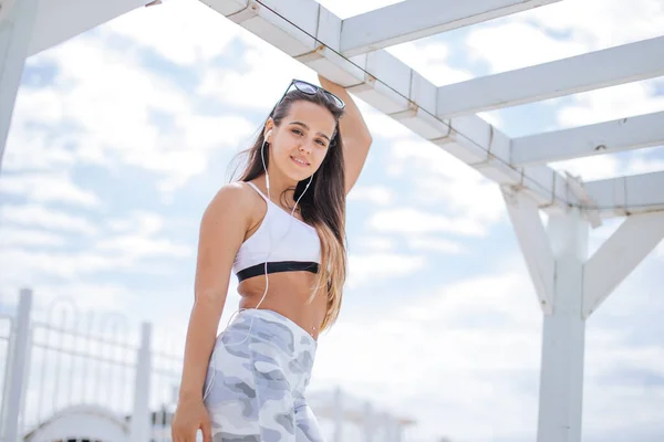 Mujer entrenando yoga en la playa al atardecer —  Fotos de Stock