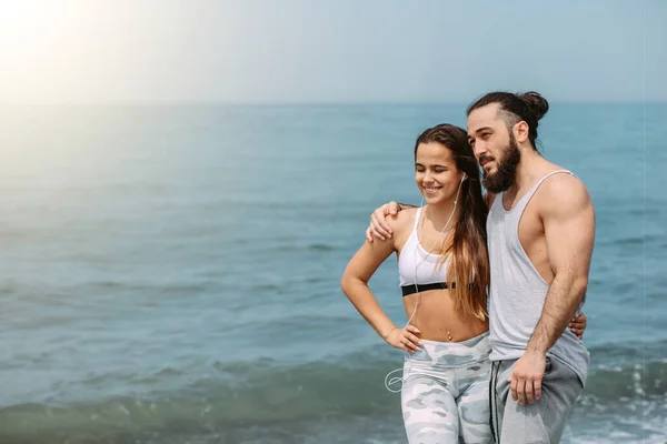 Happy caucasian couple having fun together on the ocean beach — Stock Photo, Image