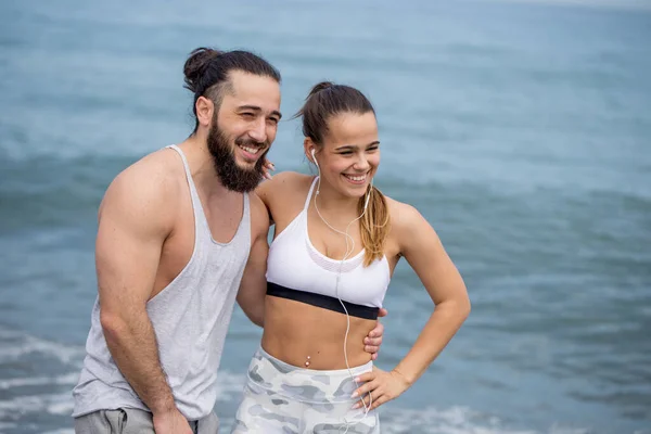 Happy caucasian american couple dating together on a beach — Stock Photo, Image