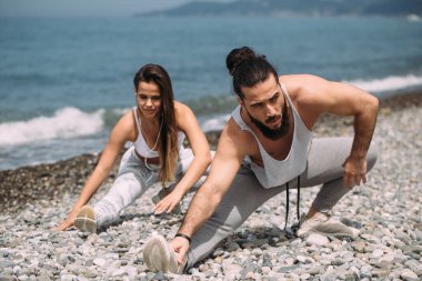 Her gün sahilde koşmadan önce esnemek.