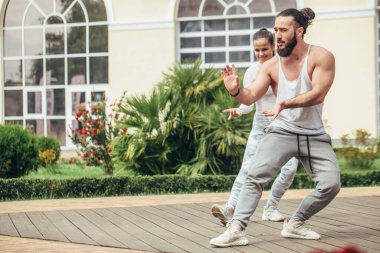 Karate grubu fitness merkezinden önce karede gösteri gösterisi yapıyor.