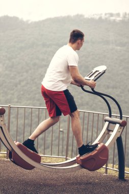 Adam spor yapıyor, spor yapıyor, spor yapıyor. Sağlıklı Yaşam Tarzı.