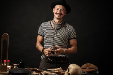 Profesyonel ayakkabıcı atölyesinde özel yapım ayakkabılar yapıyor ve onarıyor.