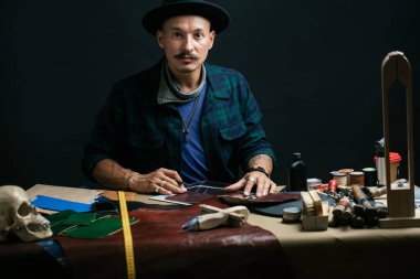 Kağıt arkaplanda deri araç gereçleri. Ayakkabıcı için çalışma yeri.