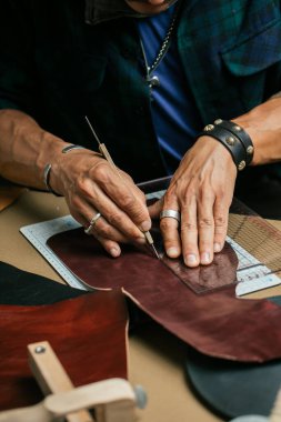 Deri yüzücü, doğal deri işiyle uğraşırken el işi aletleri kullanır..