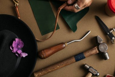 DIY araçlarıyla hakiki deri işçiliği üretimi