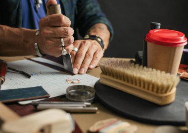 Deri eşya ustası ve el yapımı deri cüzdanlar. Atölyede çalışma akışı.