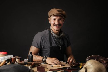 Profesyonel ayakkabıcı atölyesinde özel yapım ayakkabılar yapıyor ve onarıyor.