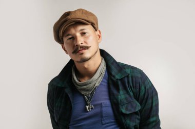 Şüpheli ifadeli, kafası karışık ve merak uyandıran bıyıklı beyaz bir adam..