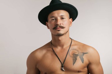 Beyaz bir arka planda yalnız yakışıklı kaslı adamlar.