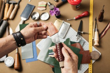 DIY araçlarıyla hakiki deri işçiliği üretimi