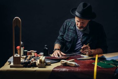 Atölyede ayakkabı yapma süreci.