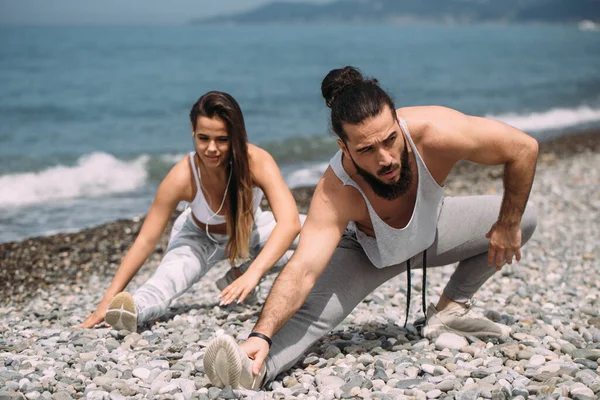 Her gün sahilde koşmadan önce esnemek.