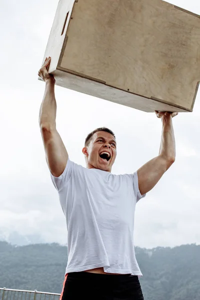 Cross Fit Styrkelyft träningsman träning utomhus, lyfta tunga hoppa låda. — Stockfoto