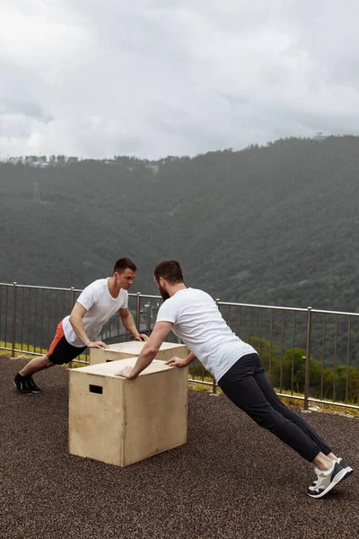 Fitness man treinamento empurrar para cima — Fotografia de Stock