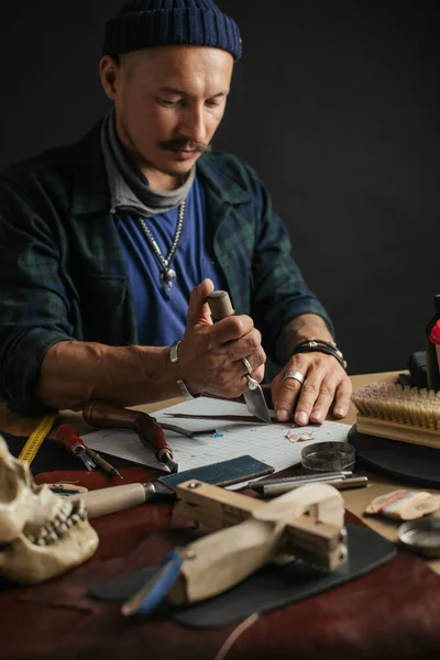 O sapateiro está a reparar o sapato. Sapateiro costura sapatos. Oficina Cobbler . — Fotografia de Stock