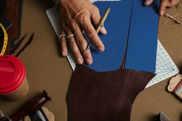 Proceso de trabajo de producción de billetera de cuero hecha a mano en el taller de cuero. — Foto de Stock